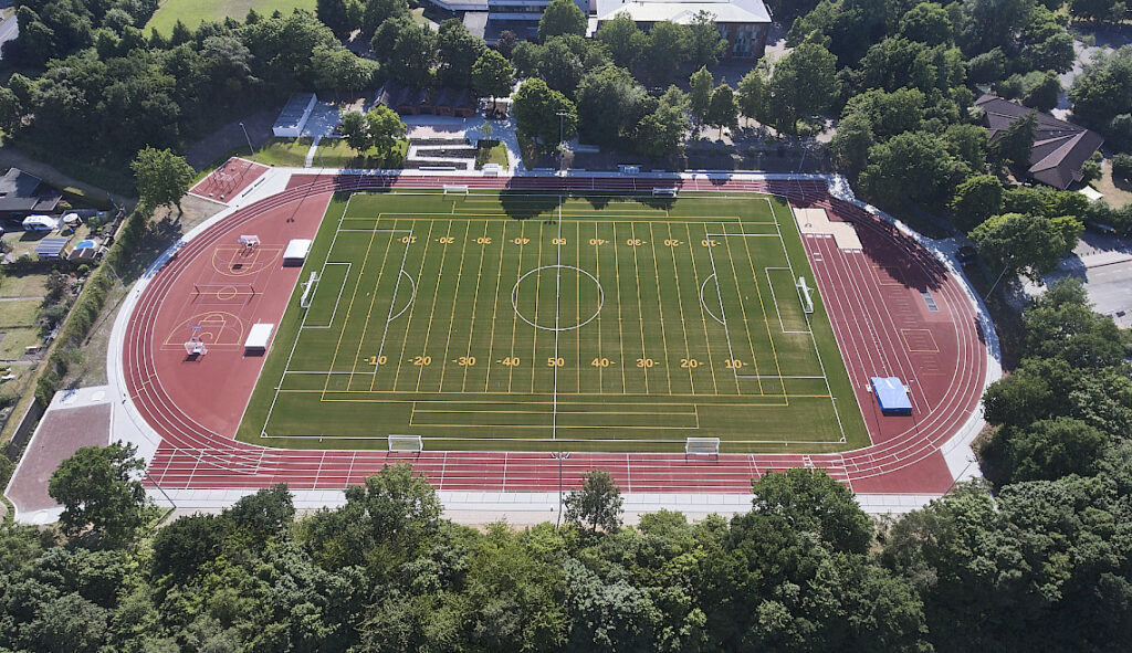 Bilck von Oben auf das Moormannskamp Stadion in Ritterhude. Eine TURNBAR Calisthenicsanlage ist oben links zu erkennen.