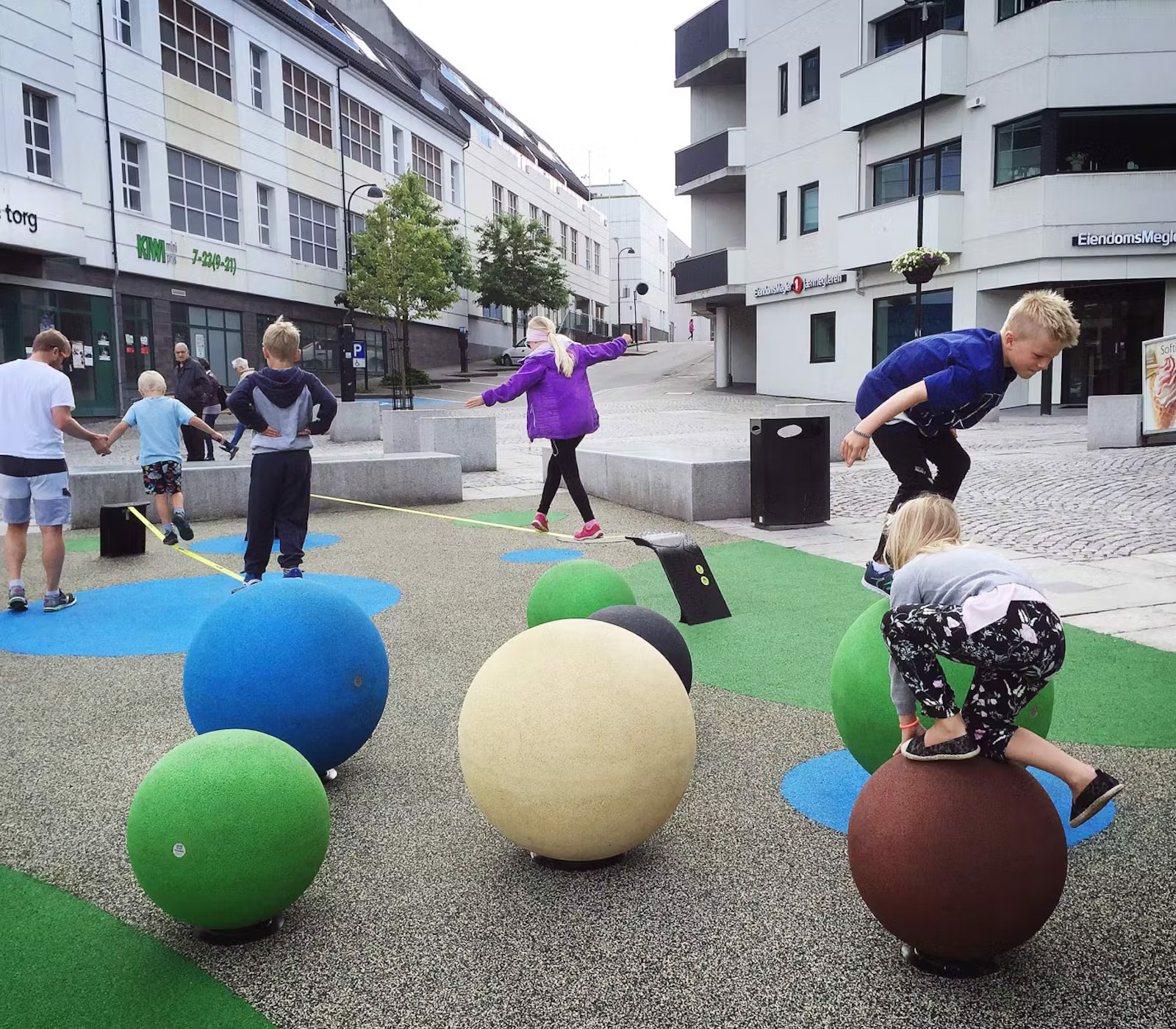 TURNBARurbanplay ist ein ganzheitliches Konzept für moderne, urbane Bewegungsräume. Es verbindet Kraft, Koordination, Spiel und Balance.